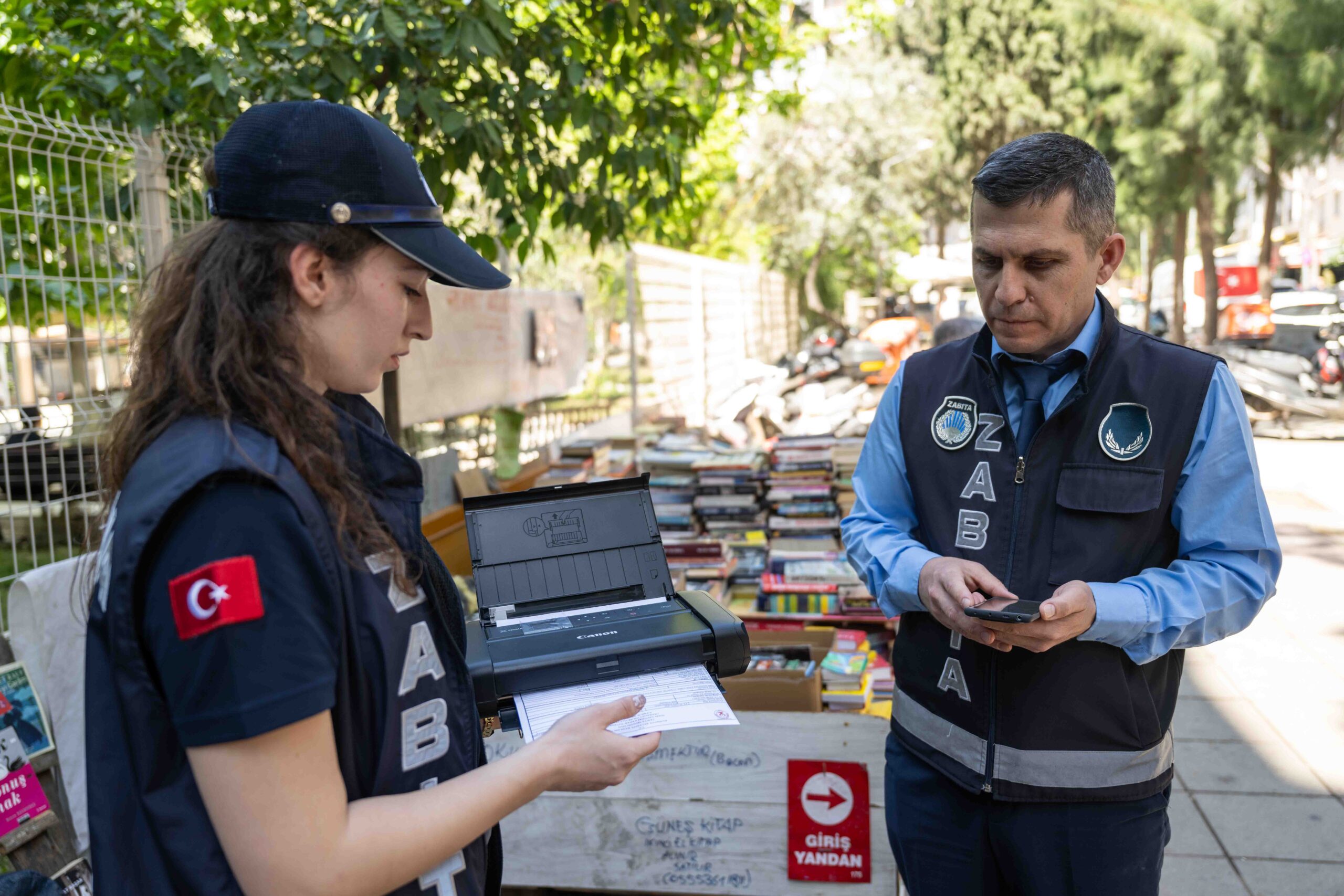 Bornova Belediyesi zabıta ekipleri, mobil uygulama ve taşınabilir yazıcı kullanarak kestikleri