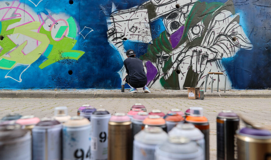 Buca Belediyesi’nin ikinci kez düzenlediği Grafiti Şenliği’nde sanatçılar ilçenin duvarlarını