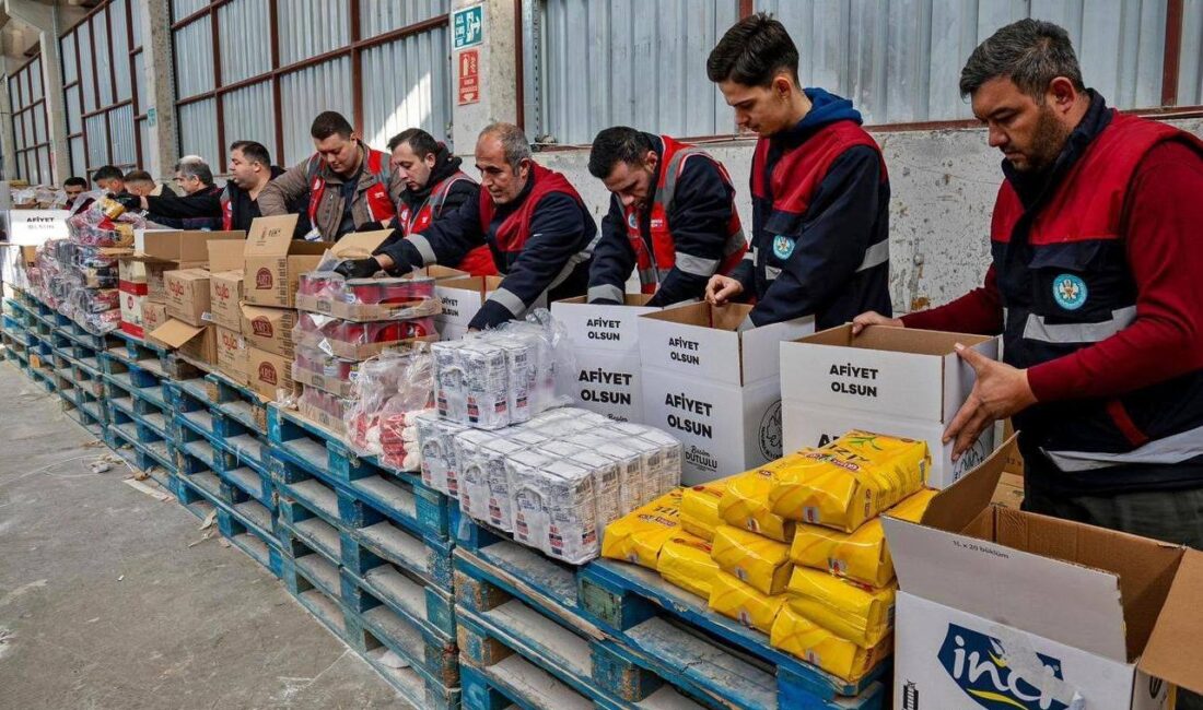 Manisa’da dayanışma eli bayram öncesi sofralara ulaştı Manisa Büyükşehir Belediyesi, sosyal belediyecilik anlayışı doğrultusunda ihtiyaç sahibi vatandaşlara