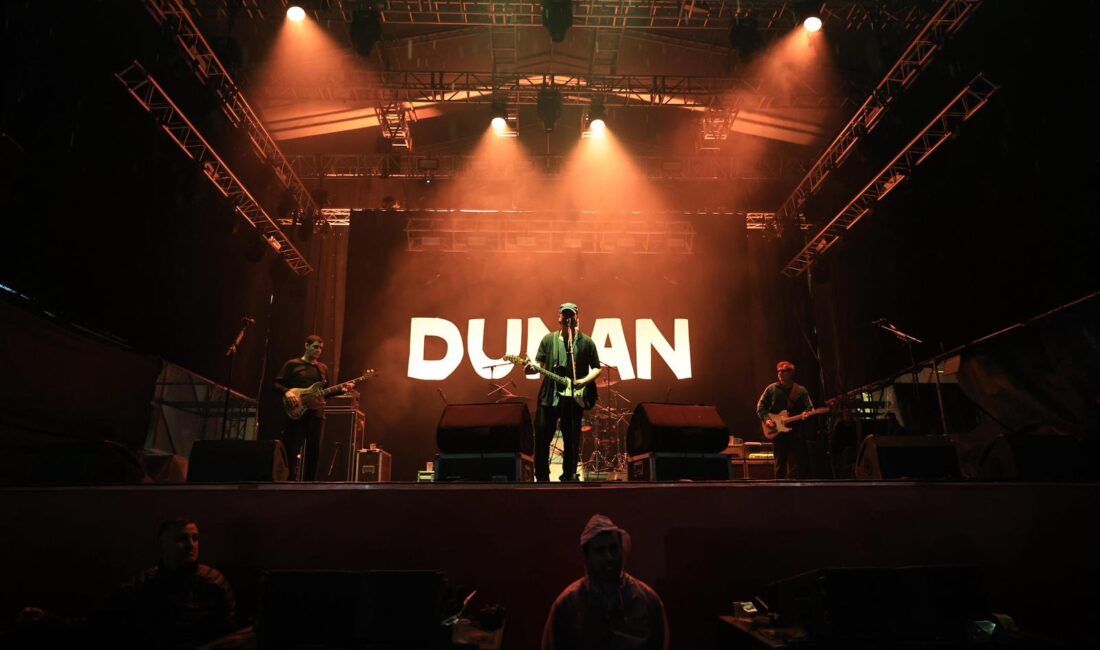 Manisa’da 19 Mayıs coşkusu Duman konseriyle zirve yaptı Manisa Büyükşehir Belediyesi’nin Gençlik Festivali, yağışlı havaya rağmen binlerce kişinin