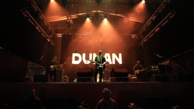 Manisa Büyükşehir Belediyesi’nin Gençlik Festivali, yağışlı havaya rağmen binlerce kişinin