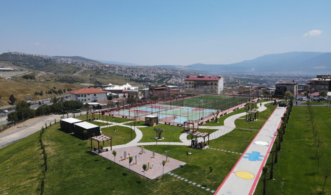Bayraklı’da Ferdi Zeyrek Spor Kompleksi ve 38 araç hizmete giriyor: CHP lideri Özel açılışa katılacak Bayraklı Belediyesi tarafından yapımı tamamlanan Ferdi Zeyrek Spor Kompleksi, spor