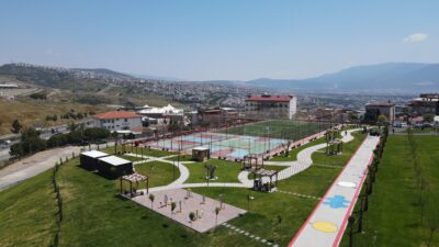 Bayraklı Belediyesi tarafından yapımı tamamlanan Ferdi Zeyrek Spor Kompleksi, spor