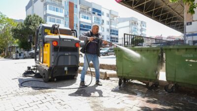 Gaziemir Belediyesi, araç filosuna kattığı yeni temizlik araçlarıyla ilçedeki çalışmalarını
