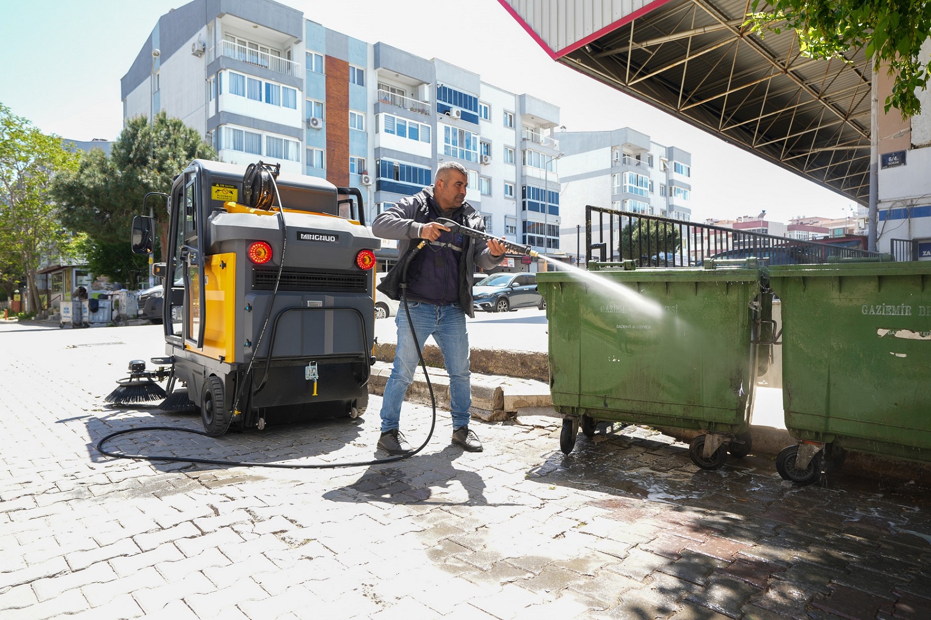 Gaziemir Belediyesi, araç filosuna kattığı yeni temizlik araçlarıyla ilçedeki çalışmalarını