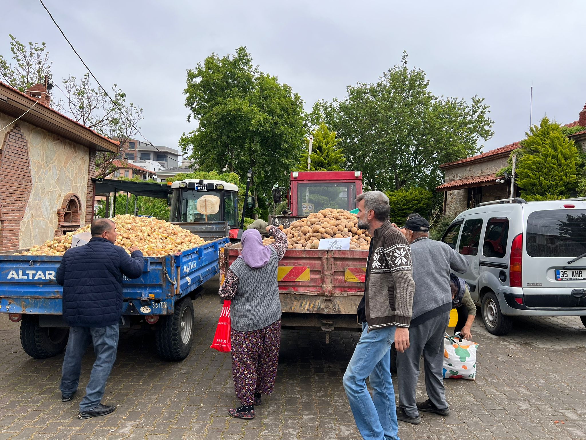 Güzelbahçe Belediyesi, üreticinin elinde kalan 5 ton patates ve soğanı
