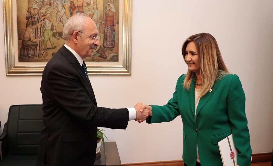 İzmir milletvekili, Kılıçdaroğlu’nun bayramlaşma heyetinde yer alacak! Kılıçdaroğlu 30 Haziran’da genel merkezde bayramlaşma gerçekleştirecek. CHP İzmir Milletvekili