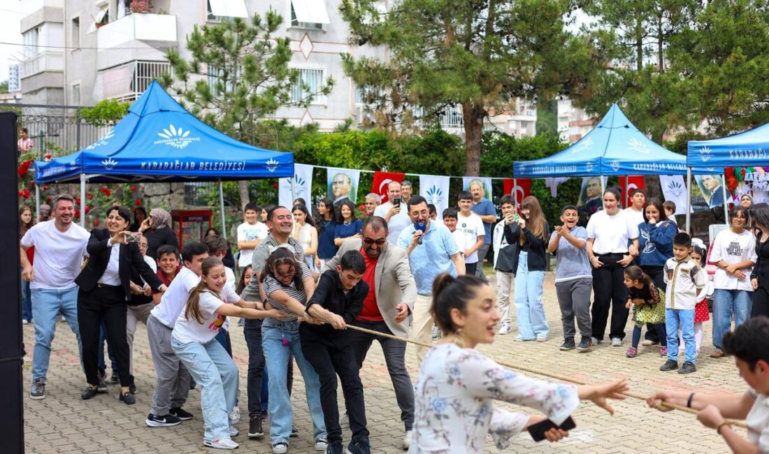 Karabağlar Belediyesi tarafından düzenlenen 8’inci KARBEM Bahar Şenliği’nde öğrenciler müzik,