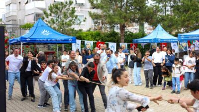 Karabağlar Belediyesi tarafından düzenlenen 8’inci KARBEM Bahar Şenliği’nde öğrenciler müzik,