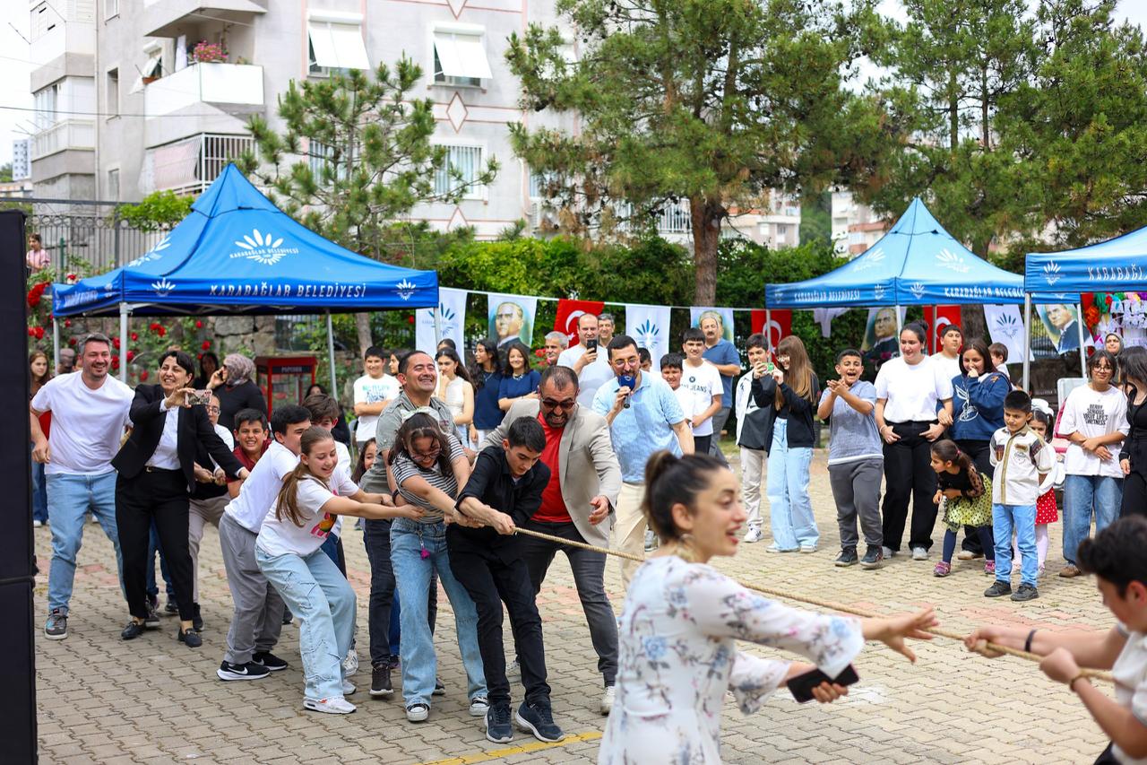 Karabağlar Belediyesi tarafından düzenlenen 8’inci KARBEM Bahar Şenliği’nde öğrenciler müzik,