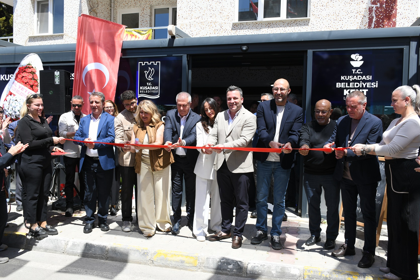 Kuşadası Belediyesi tarafından hayata geçirilen Kent Lokantası düzenlenen törenle hizmete