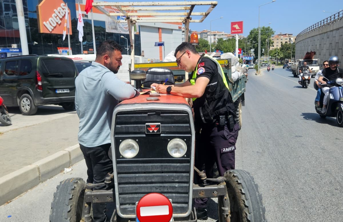 Kuşadası’nda hafriyat taşımacılığı sırasında gerekli önlemleri almadan yolu kirleten iki