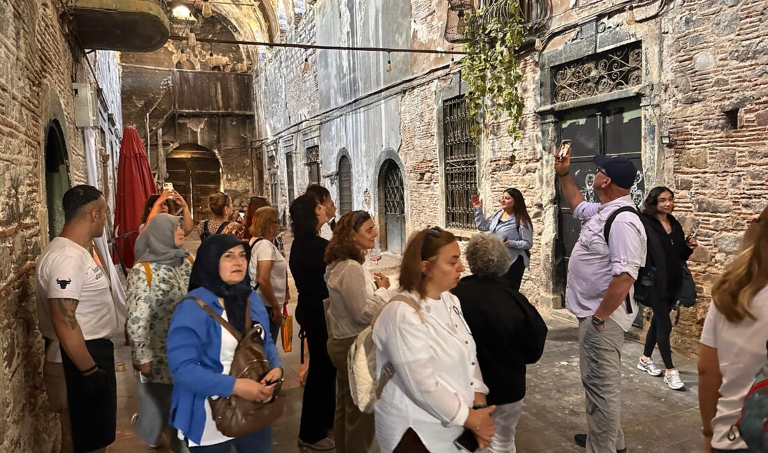 Kemeraltı’nda tarihe yolculuk: Kültürel Miras Gezileri yoğun ilgi gördü Konak Belediyesi’nin Kemeraltı Şenliği kapsamında düzenlediği Kültürel Miras Gezileri yoğun