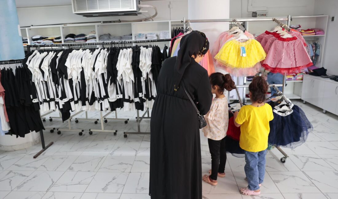 Konak Giysi Market’te bayram neşesi yaşandı Konak Belediyesi’nin dayanışma adresi Giysi Market, bayram sevinci yaşattı. Başta