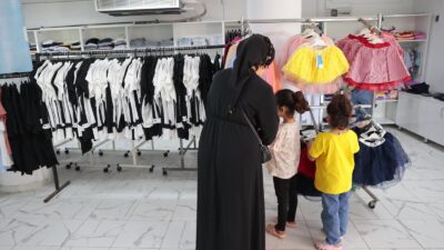 Konak Belediyesi’nin dayanışma adresi Giysi Market, bayram sevinci yaşattı. Başta
