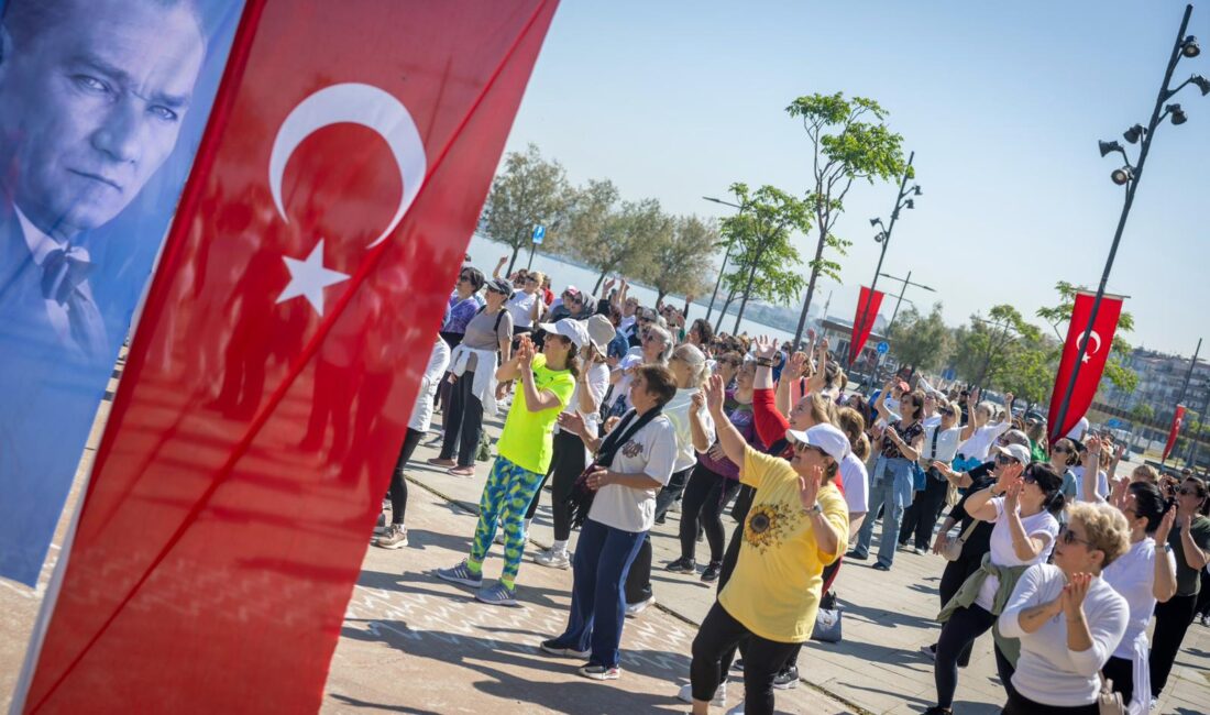 Konak Belediyesi’nin “Konaklı Anneler Sporla Mutlu” etkinliğinde Karantina Meydanı’nda bir