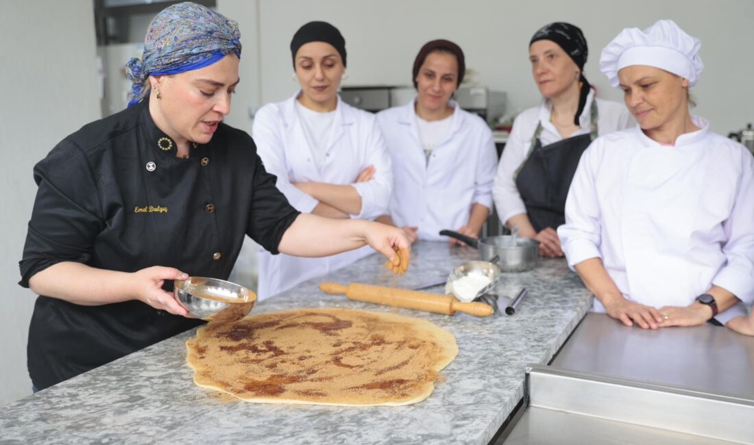 Konak’ta kadınlara meslek fırsatı: Pastacılık eğitimi yoğun ilgi gördü Konak Belediyesi ve Meslek Fabrikası iş birliğiyle düzenlenen pastacılık kursunda