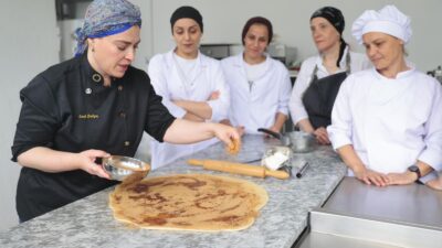 Konak Belediyesi ve Meslek Fabrikası iş birliğiyle düzenlenen pastacılık kursunda