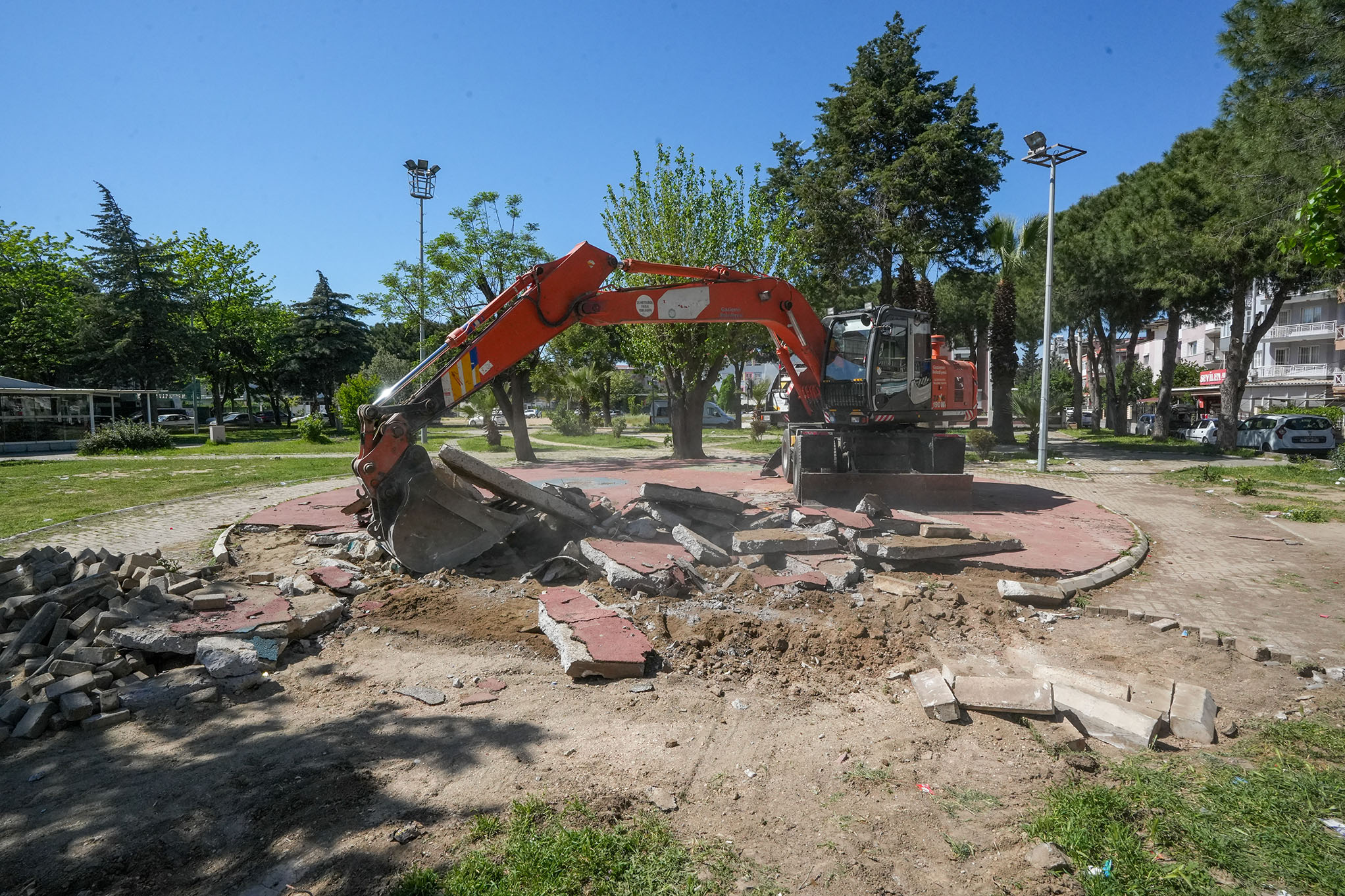 Gaziemir Belediyesi, park ve yeşil alanlarda yürüttüğü çalışmalar kapsamında Şehit