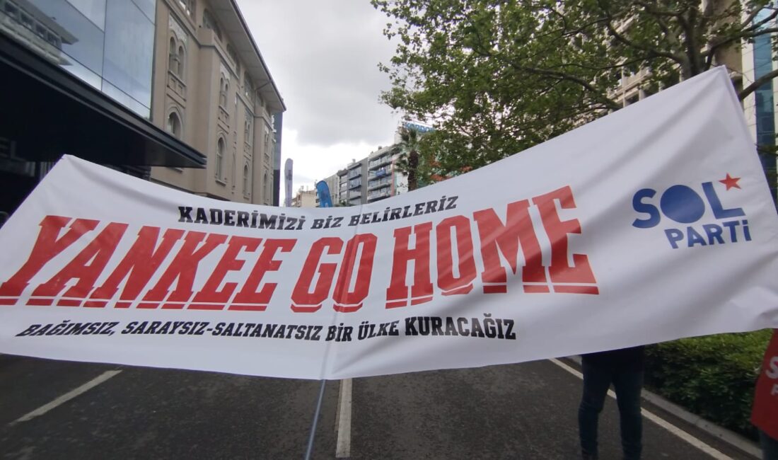 İzmir’de 1 Mayıs kutlamalarında SOL Parti kortejindeki “Yanke Go Home”