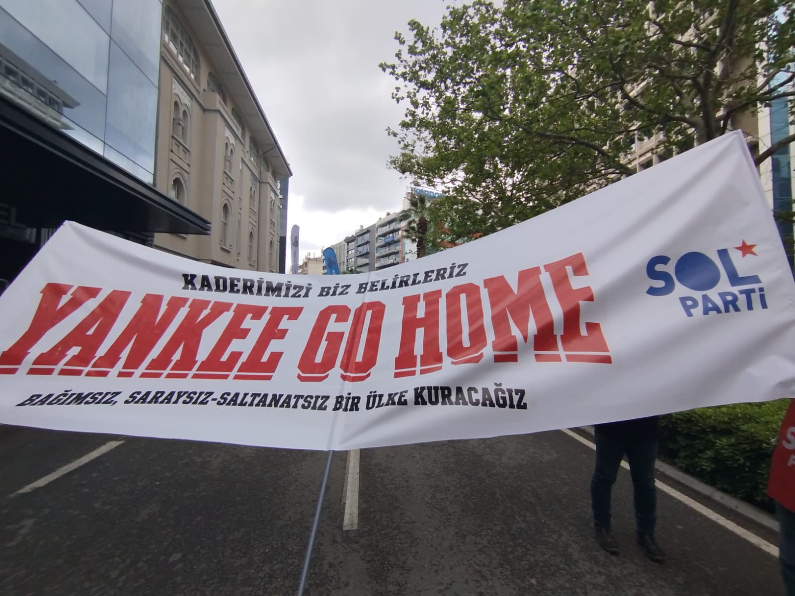 İzmir’de 1 Mayıs kutlamalarında SOL Parti kortejindeki “Yanke Go Home”