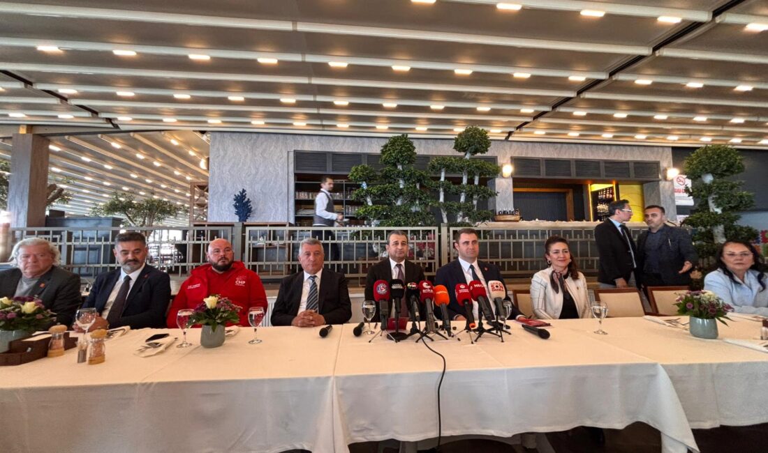CHP Genel Başkan Yardımcısı Burhanettin Bulut, İzmir’de basın mensuplarının sorularını