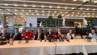 CHP Genel Başkan Yardımcısı Burhanettin Bulut, İzmir’de basın mensuplarının sorularını