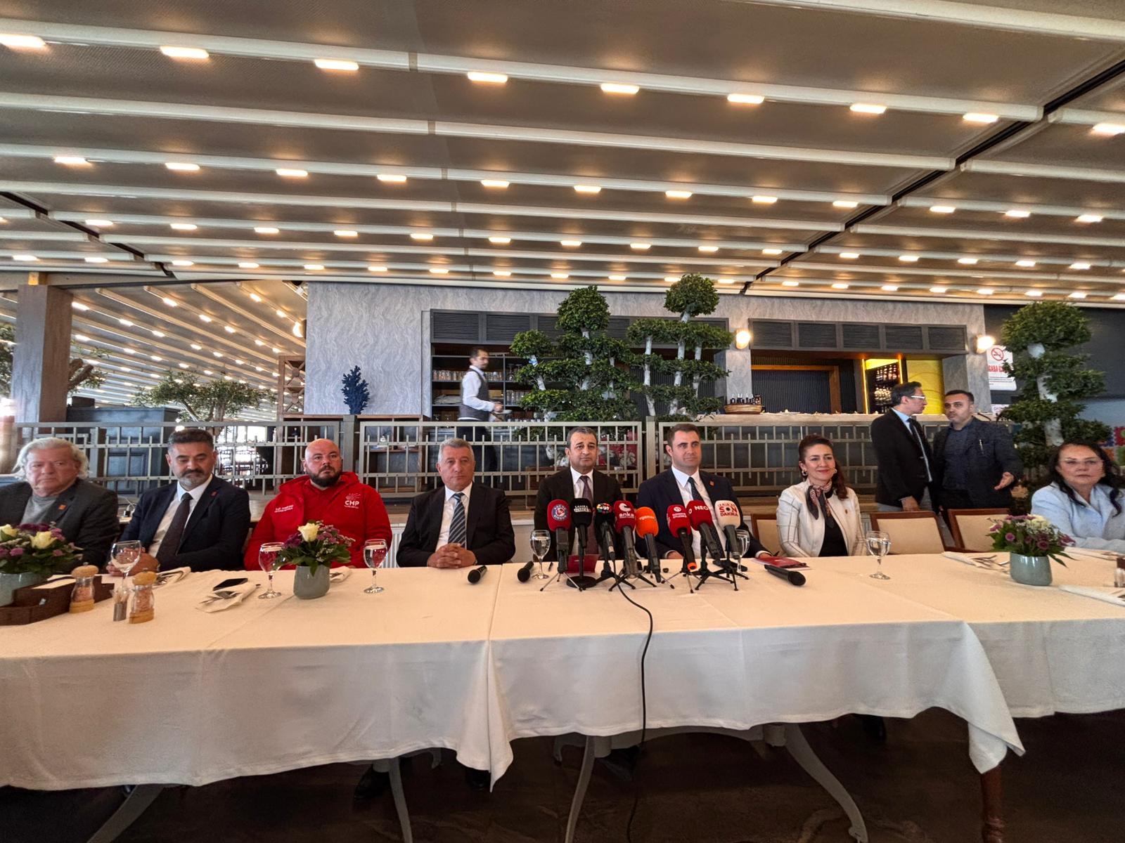 CHP Genel Başkan Yardımcısı Burhanettin Bulut, İzmir’de basın mensuplarının sorularını