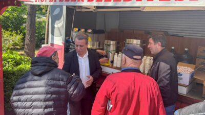 Efeler Belediye Başkanı Anıl Yetişkin, Uğur Mumcu Parkı’nda vatandaşlara ücretsiz