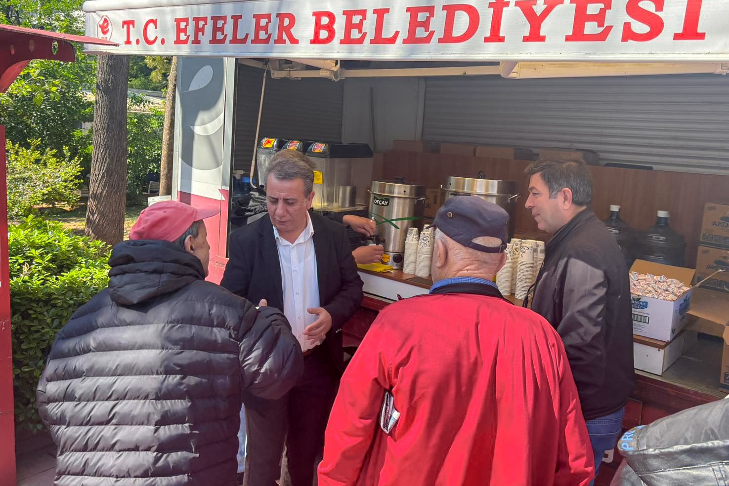 Efeler Belediye Başkanı Anıl Yetişkin, Uğur Mumcu Parkı’nda vatandaşlara ücretsiz