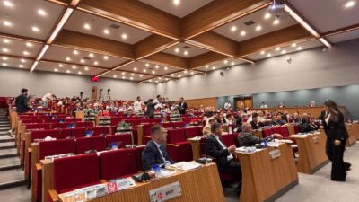 İzmir Büyükşehir Belediye Meclisi, AKP'li ve MHP’li üyeler katılım sağlamadığı