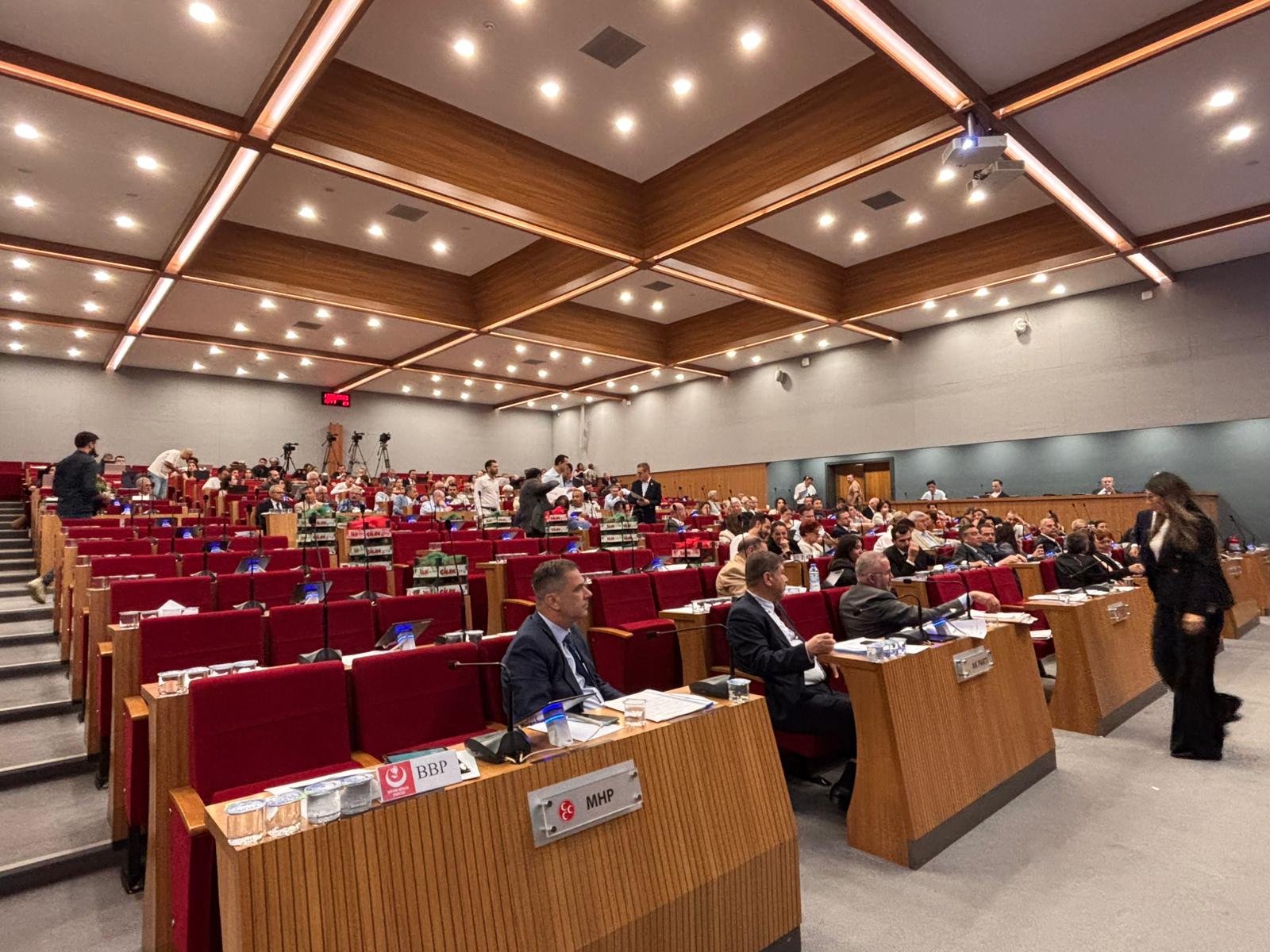 İzmir Büyükşehir Belediye Meclisi, AKP'li ve MHP’li üyeler katılım sağlamadığı