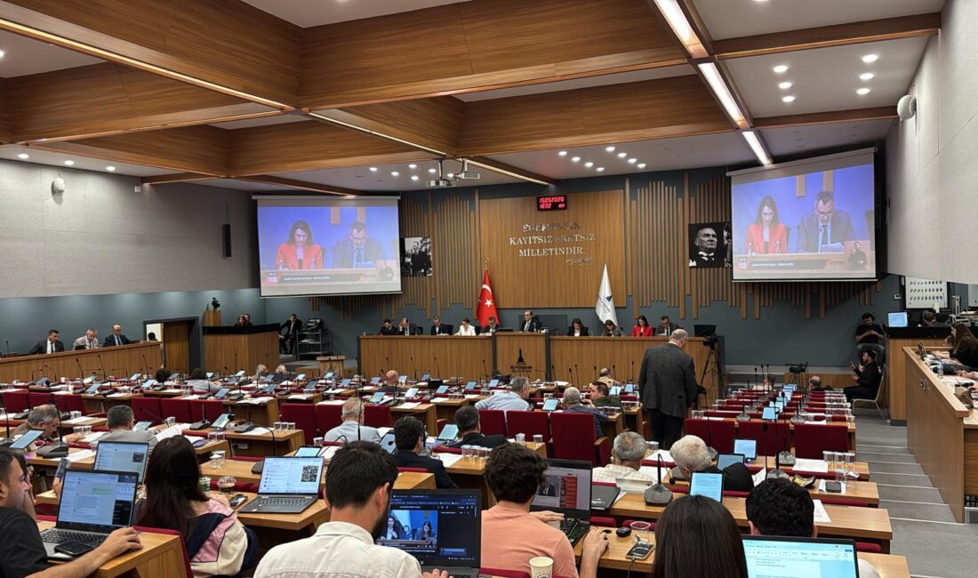 İzmir Büyükşehir Belediyesi Meclisi’nde CHP’li üyeler, AKP ve MHP’nin “önergeler