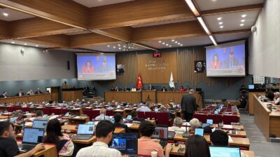 İzmir Büyükşehir Belediyesi Meclisi’nde CHP’li üyeler, AKP ve MHP’nin “önergeler