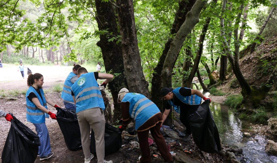 Buca’da doğaseverler harekete geçti: Manavur Deresi’nde çevre temizliği Buca Belediyesi ve İzmir Doğa Severler Derneği’nin düzenlediği etkinlikte gönüllüler