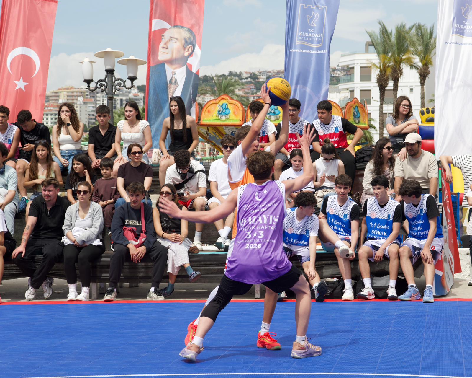 Kuşadası Belediyesi’nin düzenlediği 3x3 Basketbol Turnuvası, hayatını kaybeden genç sporcu