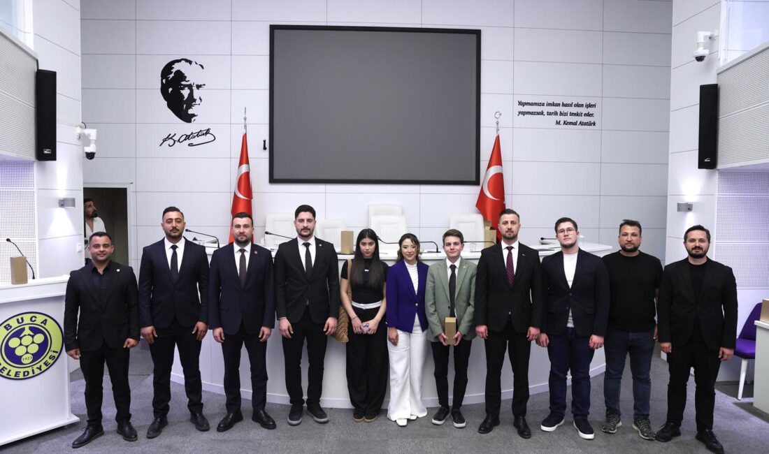 Buca’da gençler kürsüye çıktı: Cumhuriyet ve demokrasi vurgusu Buca’da düzenlenen Gençlik Gelecektir Meclisi’nde gençler, demokrasi, Cumhuriyet ve katılımcı