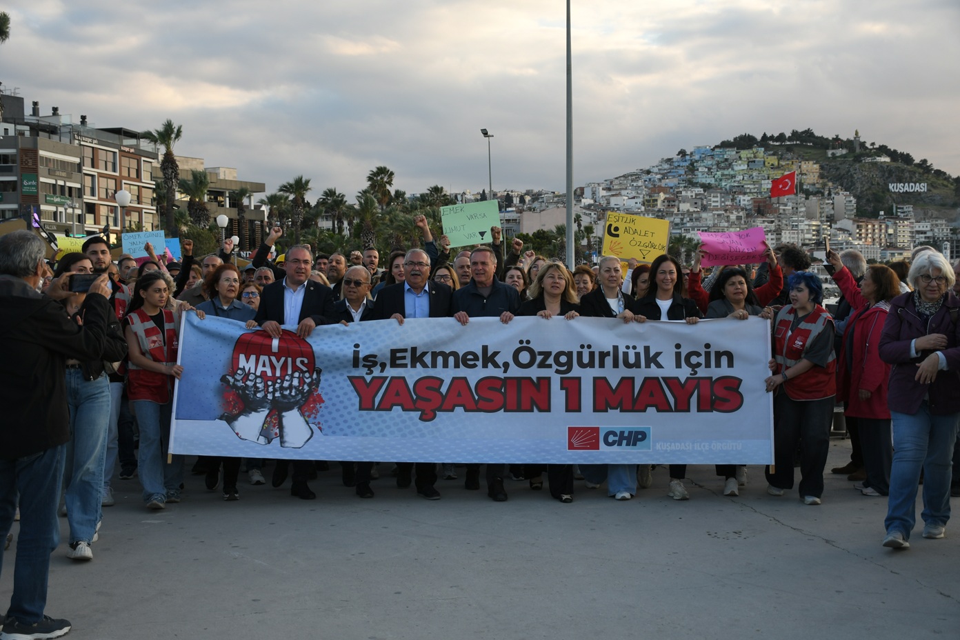 Kuşadası’nda 1 Mayıs İşçi ve Emekçi Bayramı, geniş katılımlı bir