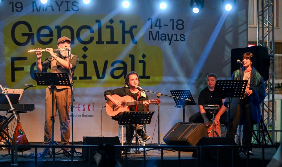 Bornova’da 19 Mayıs coşkusu Küçükpark’a taştı Bornova Belediyesi’nin düzenlediği 19 Mayıs Gençlik Festivali, Küçükpark Meydanı’nda gençlerin