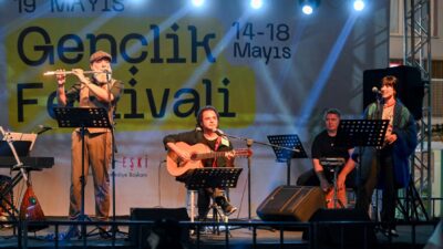 Bornova Belediyesi’nin düzenlediği 19 Mayıs Gençlik Festivali, Küçükpark Meydanı’nda gençlerin