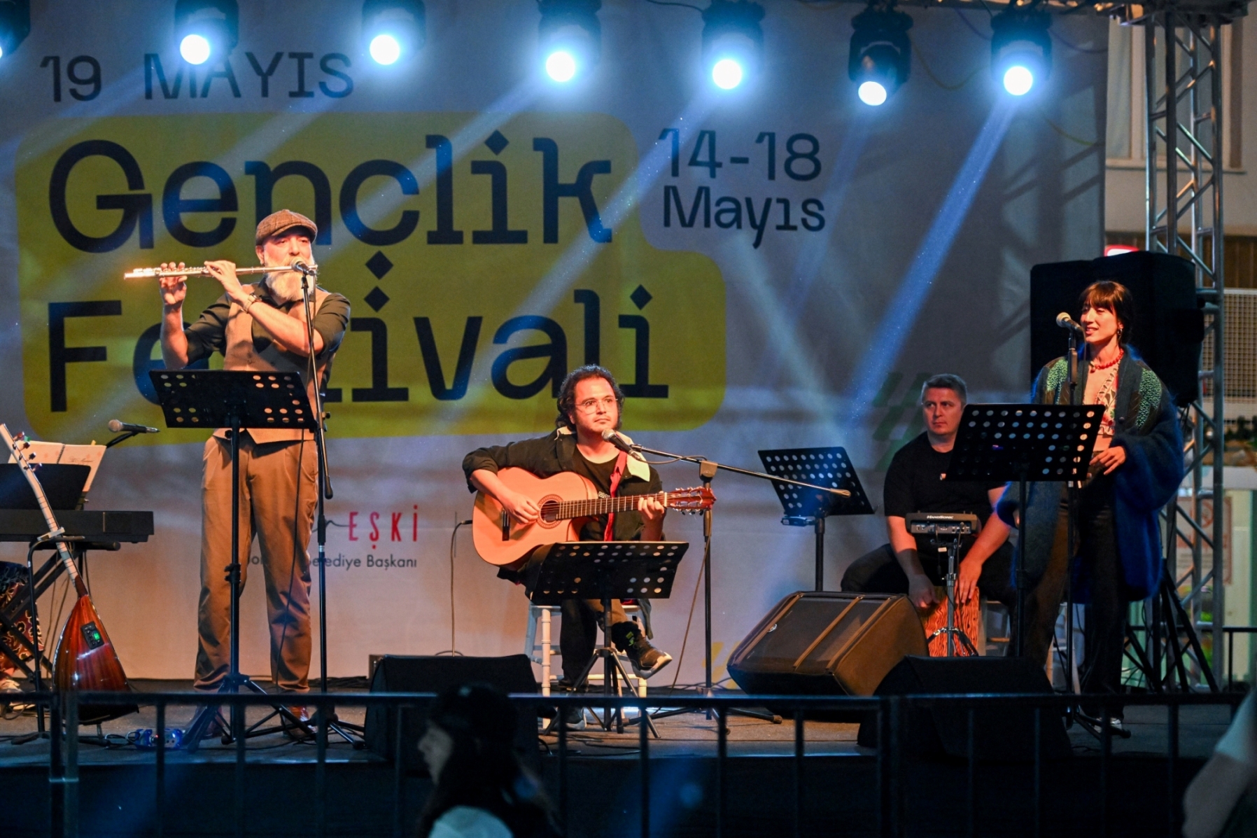 Bornova Belediyesi’nin düzenlediği 19 Mayıs Gençlik Festivali, Küçükpark Meydanı’nda gençlerin