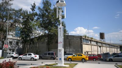 Bornova Belediyesi, parklarda güneş ve rüzgar enerjisiyle çalışan hibrit direkleri