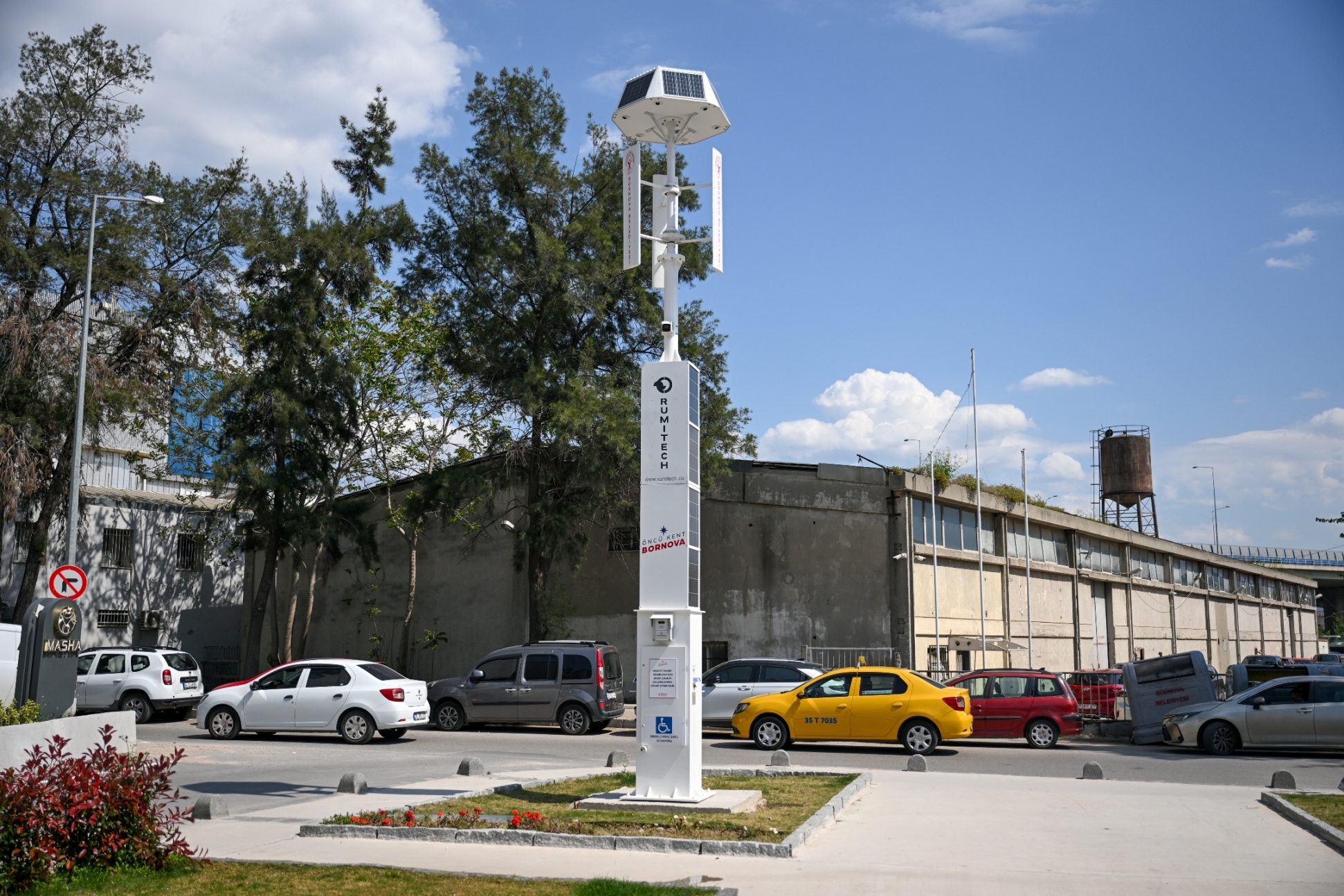 Bornova Belediyesi, parklarda güneş ve rüzgar enerjisiyle çalışan hibrit direkleri