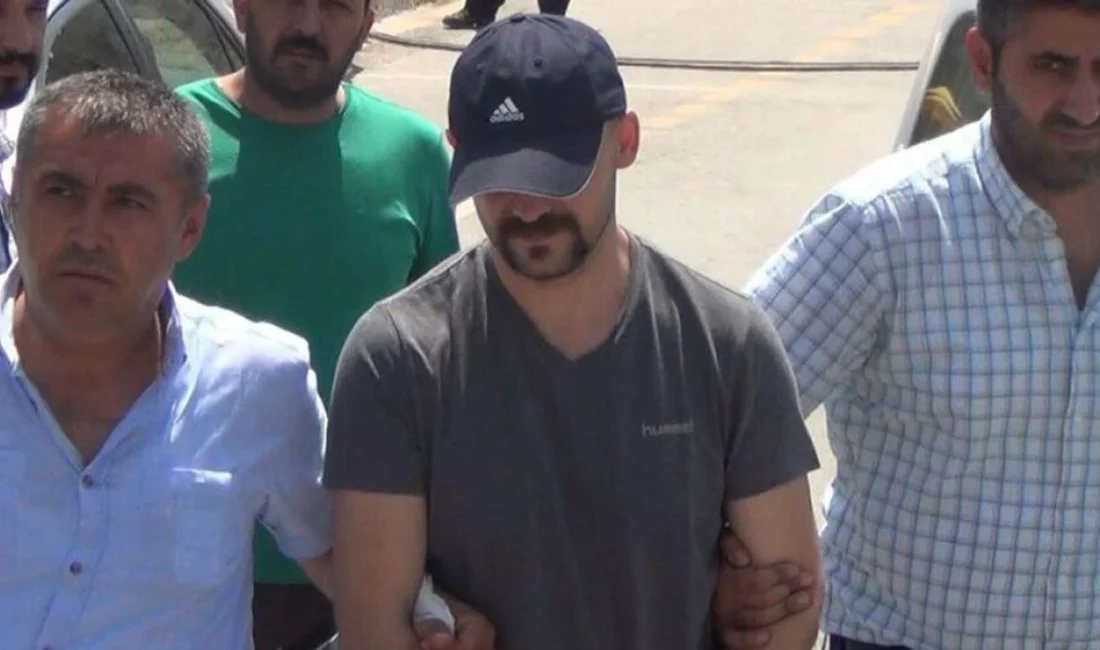 FETÖ hükümlüsü Atalay Demirci tutuklandı Hakkında 5 yıl kesinleşmiş hapis cezası bulunan komedyen Atalay Demirci,