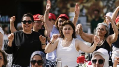 Balçova Belediyesi’nin Anneler Günü etkinliğinde vatandaşlar müzik ve eğlence dolu
