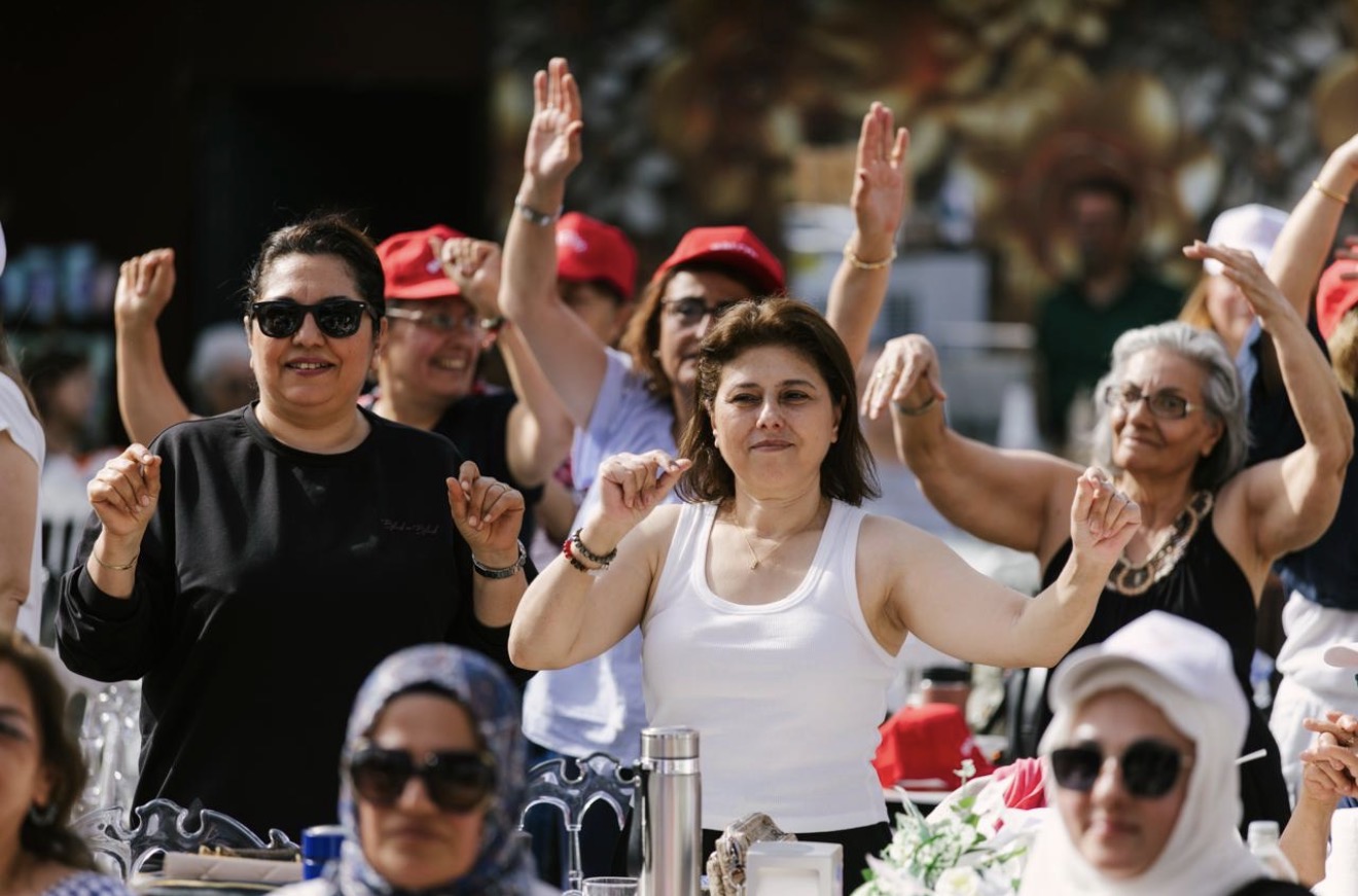 Balçova Belediyesi’nin Anneler Günü etkinliğinde vatandaşlar müzik ve eğlence dolu
