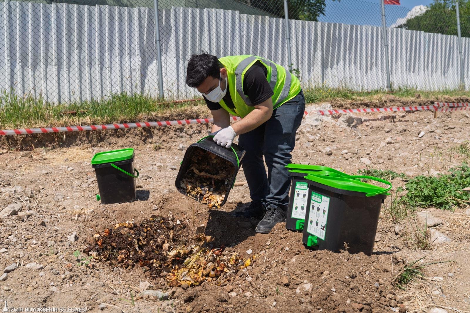 İzmir Büyükşehir Belediyesi’nin başlattığı bokaşi kompost uygulamasıyla evlerde biriken organik