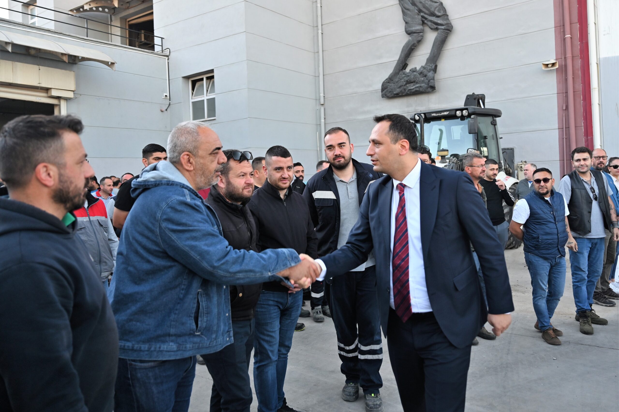 Bornova Belediye Başkanı Ömer Eşki, 1 Mayıs kapsamında belediye işçileriyle