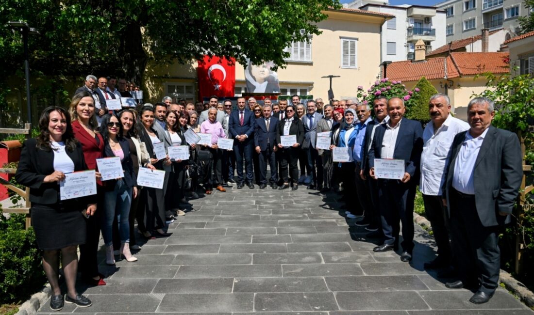 Bornova’da muhtarlara akademi desteği: Türkiye’ye örnek proje tamamlandı Bornova Belediyesi öncülüğünde 6 ay süren Bornova Muhtarlar Akademisi tamamlandı.