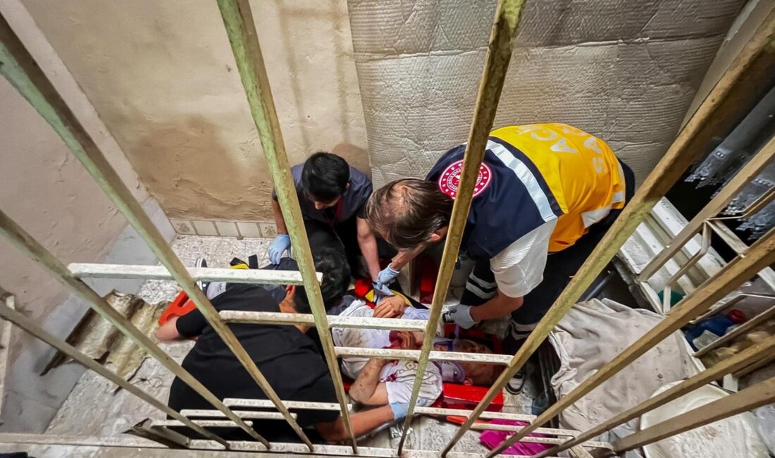 Buca’da korkutan olay: Çatıdan apartman boşluğuna düşen vatandaş kurtarıldı İzmir’in Buca ilçesinde bir binanın çatısından apartman boşluğuna düşen 40’lı